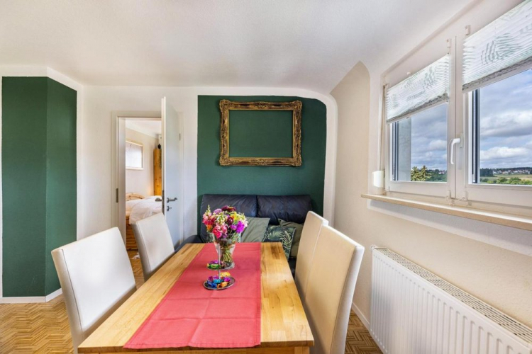 Das Bild zeigt den hellen, offenen Essbereich der Ferienwohnung Baumelt in Hechingen Das Bild zeigt den hellen, offenen Essbereich der Ferienwohnung Baumelt in Hechingen