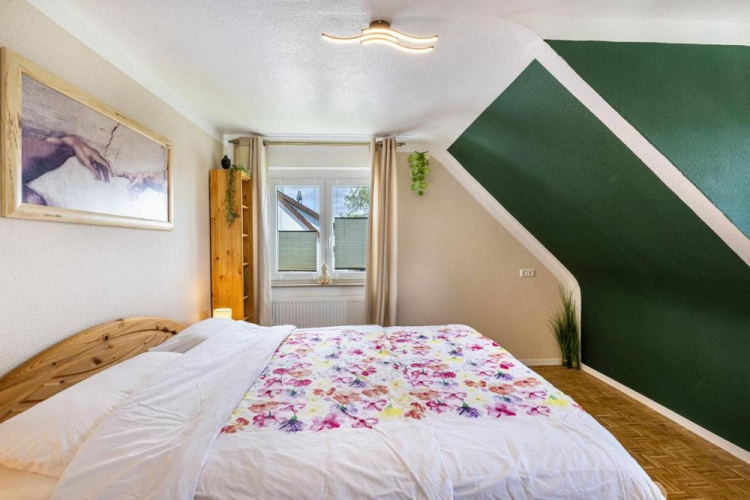 Zu sehen ist eines der drei Schlafzimmer mit großzügigem Doppelbett Zu sehen ist eines der drei Schlafzimmer mit großzügigem Doppelbett