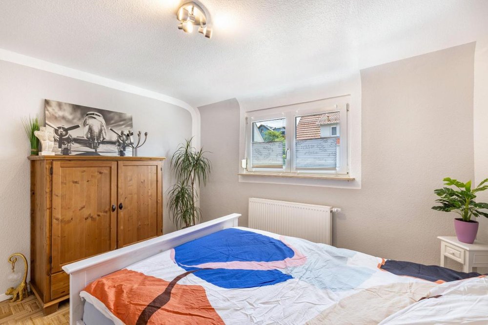 Zu sehen ist eines der drei Schlafzimmer mit großem Bett Zu sehen ist eines der drei Schlafzimmer mit großem Bett